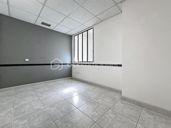 Venez Découvrir ce local commercial de 125 m², idéalement situé dans un quartier recherché, offrant un cadre moderne et fonctionnel pour vos affaires. Niché au sein d'une copropriété bien entretenue, il dispose d'une terrasse privative et d'un parking, de quoi séduire vos clients dès leur arrivée.

Composé de 7 pièces, ce bien lumineux et spacieux offre de nombreuses possibilités d'aménagement pour accueillir votre activité. Construit en 1993, il est en excellent état et ne nécessite aucun travaux. Situé au rez-de-chaussée d'un immeuble de 1 étage, il garantit un accès aisé et rapide depuis les principales artères de la ville.

Avec des charges annuelles de copropriété limitées à 370€, ce local est une aubaine pour tout entrepreneur cherchant à s'implanter en ville. Ne manquez pas cette occasion de donner vie à vos projets!

Pour plus d'informations ou pour planifier une visite, contactez Fabien Desenfants, votre agent immobilier dévoué. Nombreuses possibilités pour ce local situé au rez-de-chaussée composé de sept pièces cuisine, WC belle superficie, nombreuses possibilités, divisible en plusieurs parties en cours d'autorisation pour éventuellement transformer cet espace en habitation