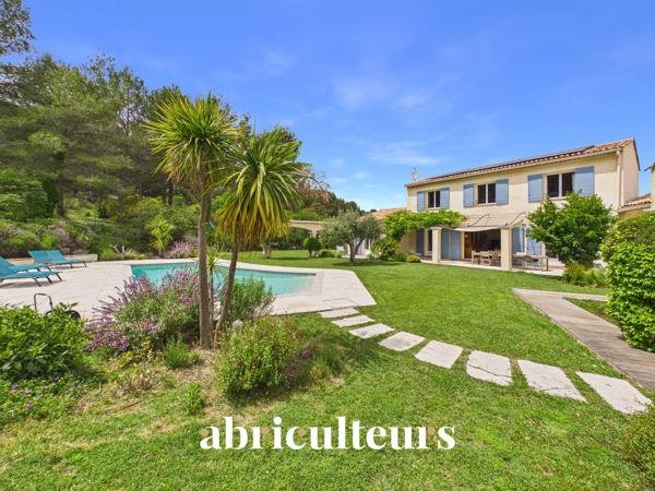 Prestigieuse maison T8 de 233m² sur un terrain de 6700m² avec piscine à Rognes 13840