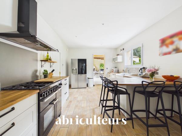 Prestigieuse maison T8 de 233m² sur un terrain de 6700m² avec piscine à Rognes 13840