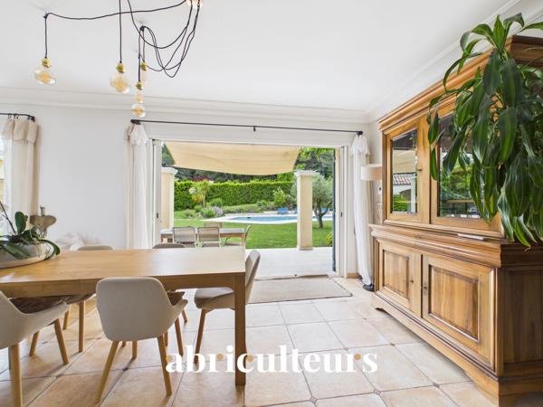 Prestigieuse maison T8 de 233m² sur un terrain de 6700m² avec piscine à Rognes 13840