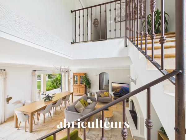 Prestigieuse maison T8 de 233m² sur un terrain de 6700m² avec piscine à Rognes 13840