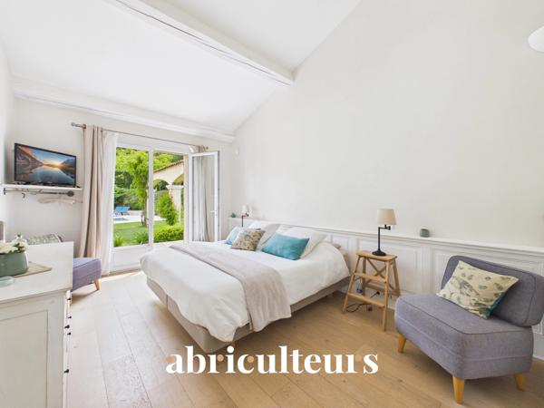 Prestigieuse maison T8 de 233m² sur un terrain de 6700m² avec piscine à Rognes 13840