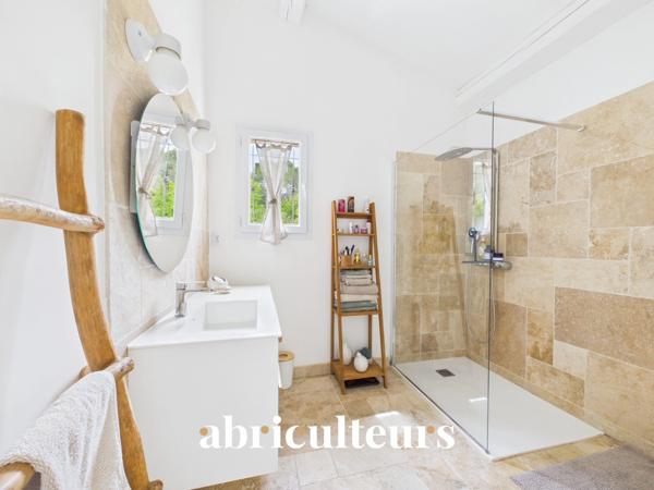 Prestigieuse maison T8 de 233m² sur un terrain de 6700m² avec piscine à Rognes 13840