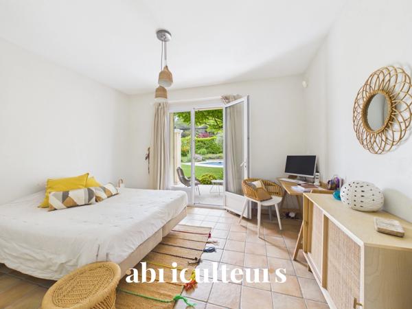 Prestigieuse maison T8 de 233m² sur un terrain de 6700m² avec piscine à Rognes 13840