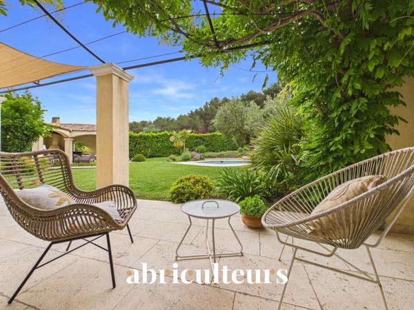 Prestigieuse maison T8 de 233m² sur un terrain de 6700m² avec piscine à Rognes 13840