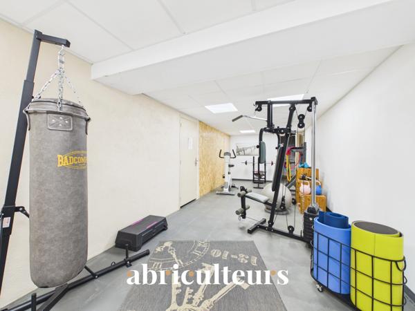 Prestigieuse maison T8 de 233m² sur un terrain de 6700m² avec piscine à Rognes 13840