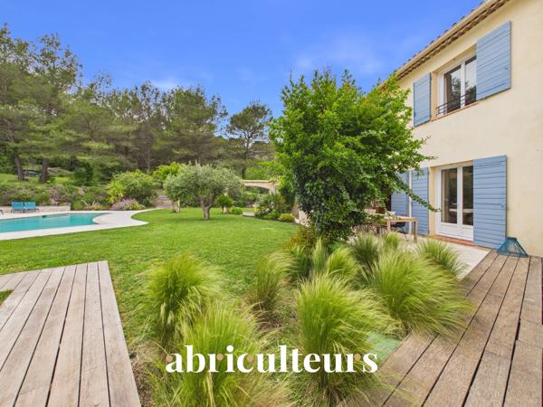 Prestigieuse maison T8 de 233m² sur un terrain de 6700m² avec piscine à Rognes 13840