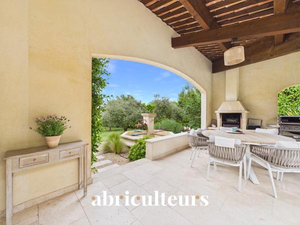 Prestigieuse maison T8 de 233m² sur un terrain de 6700m² avec piscine à Rognes 13840