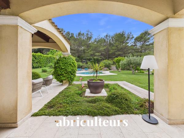 Prestigieuse maison T8 de 233m² sur un terrain de 6700m² avec piscine à Rognes 13840