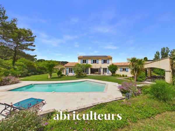 Prestigieuse maison T8 de 233m² sur un terrain de 6700m² avec piscine à Rognes 13840
