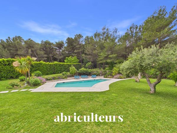 Prestigieuse maison T8 de 233m² sur un terrain de 6700m² avec piscine à Rognes 13840