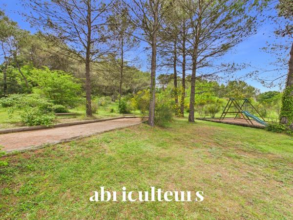 Prestigieuse maison T8 de 233m² sur un terrain de 6700m² avec piscine à Rognes 13840