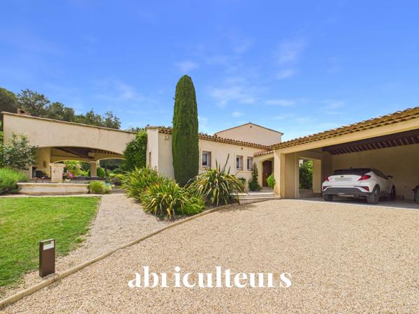 Prestigieuse maison T8 de 233m² sur un terrain de 6700m² avec piscine à Rognes 13840