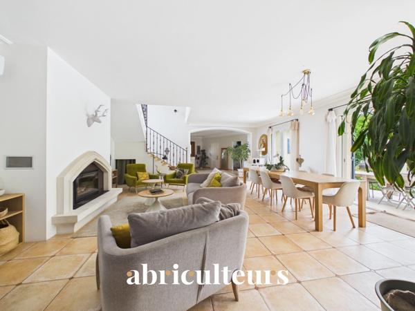 Prestigieuse maison T8 de 233m² sur un terrain de 6700m² avec piscine à Rognes 13840