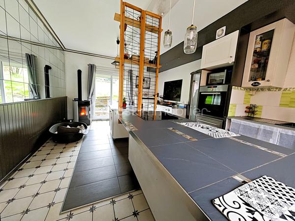 Propriété de 11 pièces de 284 m² habitable, pour une grande famille, une famille recomposées ou multigénérationnelles ou investisseur. À 15 minutes de RAMBOUILLET, au cœur d’un secteur très calme et sans vis-à-vis, venez découvrir une propriété de caractère rare dans la région. Ce cadre paisible offre tranquillité et intimité, idéal pour profiter pleinement de la vie quotidienne.
La propriété se compose de 11 pièces pour une surface totale de 284 m² habitable, convenant parfaitement à une grande famille, une famille recomposée ou multigénérationnelle. Elle peut également être utilisée comme résidence principale avec des revenus complémentaires évolutifs grâce à la location en airbnb, meublée ou vide.
La maison principale dispose de 6 pièces 4 chambres sur 180 m² habitable, complétée par un appartement de 3 pièces de 60 m² et un appartement de 2 pièces de 45 m². Une seconde maison de 3 pièces de 77 m² reste à finir de rénover, devis à l’appui. Un grenier aménageable en appartement de 2 pièces de 55 m² offre encore davantage de possibilités. Après travaux et aménagements, la surface habitable pourrait atteindre 415 m².
Des espaces annexes et extérieurs de qualité
La propriété comprend 145 m² de dépendances, un grand grenier, deux grands garages, une buanderie et une cave. Plusieurs places de stationnement sont disponibles sur le terrain, qui est clos, arboré et paysager, sans vis-à-vis, sur un terrain de 3 256 m². Trois terrasses extérieures exposées plein sud permettent de profiter de moments de détente et de convivialité.
Venez découvrir cette propriété de caractère, rénovée avec des matériaux de qualité et des finitions soignées, où le charme de l’ancien se conjugue avec le confort moderne. L’espace, le calme et les nombreuses possibilités d’évolution font de cette propriété un lieu de vie de qualité, réunissant confort, caractère et de valorisation à long terme.
En quête de tranquillité ou désireux d’un projet de famille, une famille recomposée ou multigénérationnelle ou projet d’accueil (gîte, chambres d’hôtes), cette propriété est faite pour vous.
Venez la découvrir sans tarder, elle n’attend que vous !