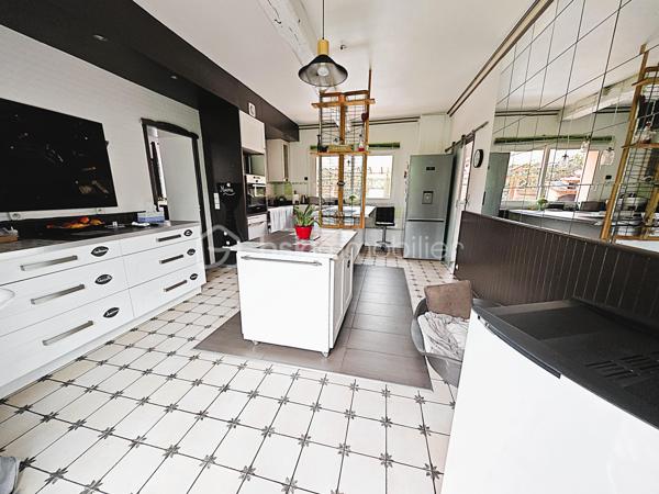 Propriété de 11 pièces de 284 m² habitable, pour une grande famille, une famille recomposées ou multigénérationnelles ou investisseur. À 15 minutes de RAMBOUILLET, au cœur d’un secteur très calme et sans vis-à-vis, venez découvrir une propriété de caractère rare dans la région. Ce cadre paisible offre tranquillité et intimité, idéal pour profiter pleinement de la vie quotidienne.
La propriété se compose de 11 pièces pour une surface totale de 284 m² habitable, convenant parfaitement à une grande famille, une famille recomposée ou multigénérationnelle. Elle peut également être utilisée comme résidence principale avec des revenus complémentaires évolutifs grâce à la location en airbnb, meublée ou vide.
La maison principale dispose de 6 pièces 4 chambres sur 180 m² habitable, complétée par un appartement de 3 pièces de 60 m² et un appartement de 2 pièces de 45 m². Une seconde maison de 3 pièces de 77 m² reste à finir de rénover, devis à l’appui. Un grenier aménageable en appartement de 2 pièces de 55 m² offre encore davantage de possibilités. Après travaux et aménagements, la surface habitable pourrait atteindre 415 m².
Des espaces annexes et extérieurs de qualité
La propriété comprend 145 m² de dépendances, un grand grenier, deux grands garages, une buanderie et une cave. Plusieurs places de stationnement sont disponibles sur le terrain, qui est clos, arboré et paysager, sans vis-à-vis, sur un terrain de 3 256 m². Trois terrasses extérieures exposées plein sud permettent de profiter de moments de détente et de convivialité.
Venez découvrir cette propriété de caractère, rénovée avec des matériaux de qualité et des finitions soignées, où le charme de l’ancien se conjugue avec le confort moderne. L’espace, le calme et les nombreuses possibilités d’évolution font de cette propriété un lieu de vie de qualité, réunissant confort, caractère et de valorisation à long terme.
En quête de tranquillité ou désireux d’un projet de famille, une famille recomposée ou multigénérationnelle ou projet d’accueil (gîte, chambres d’hôtes), cette propriété est faite pour vous.
Venez la découvrir sans tarder, elle n’attend que vous !
