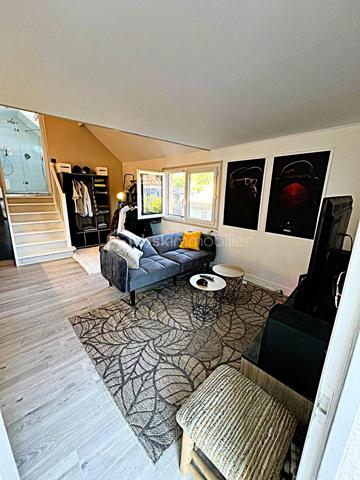 Propriété de 11 pièces de 284 m² habitable, pour une grande famille, une famille recomposées ou multigénérationnelles ou investisseur. À 15 minutes de RAMBOUILLET, au cœur d’un secteur très calme et sans vis-à-vis, venez découvrir une propriété de caractère rare dans la région. Ce cadre paisible offre tranquillité et intimité, idéal pour profiter pleinement de la vie quotidienne.
La propriété se compose de 11 pièces pour une surface totale de 284 m² habitable, convenant parfaitement à une grande famille, une famille recomposée ou multigénérationnelle. Elle peut également être utilisée comme résidence principale avec des revenus complémentaires évolutifs grâce à la location en airbnb, meublée ou vide.
La maison principale dispose de 6 pièces 4 chambres sur 180 m² habitable, complétée par un appartement de 3 pièces de 60 m² et un appartement de 2 pièces de 45 m². Une seconde maison de 3 pièces de 77 m² reste à finir de rénover, devis à l’appui. Un grenier aménageable en appartement de 2 pièces de 55 m² offre encore davantage de possibilités. Après travaux et aménagements, la surface habitable pourrait atteindre 415 m².
Des espaces annexes et extérieurs de qualité
La propriété comprend 145 m² de dépendances, un grand grenier, deux grands garages, une buanderie et une cave. Plusieurs places de stationnement sont disponibles sur le terrain, qui est clos, arboré et paysager, sans vis-à-vis, sur un terrain de 3 256 m². Trois terrasses extérieures exposées plein sud permettent de profiter de moments de détente et de convivialité.
Venez découvrir cette propriété de caractère, rénovée avec des matériaux de qualité et des finitions soignées, où le charme de l’ancien se conjugue avec le confort moderne. L’espace, le calme et les nombreuses possibilités d’évolution font de cette propriété un lieu de vie de qualité, réunissant confort, caractère et de valorisation à long terme.
En quête de tranquillité ou désireux d’un projet de famille, une famille recomposée ou multigénérationnelle ou projet d’accueil (gîte, chambres d’hôtes), cette propriété est faite pour vous.
Venez la découvrir sans tarder, elle n’attend que vous !