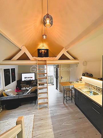 Propriété de 11 pièces de 284 m² habitable, pour une grande famille, une famille recomposées ou multigénérationnelles ou investisseur. À 15 minutes de RAMBOUILLET, au cœur d’un secteur très calme et sans vis-à-vis, venez découvrir une propriété de caractère rare dans la région. Ce cadre paisible offre tranquillité et intimité, idéal pour profiter pleinement de la vie quotidienne.
La propriété se compose de 11 pièces pour une surface totale de 284 m² habitable, convenant parfaitement à une grande famille, une famille recomposée ou multigénérationnelle. Elle peut également être utilisée comme résidence principale avec des revenus complémentaires évolutifs grâce à la location en airbnb, meublée ou vide.
La maison principale dispose de 6 pièces 4 chambres sur 180 m² habitable, complétée par un appartement de 3 pièces de 60 m² et un appartement de 2 pièces de 45 m². Une seconde maison de 3 pièces de 77 m² reste à finir de rénover, devis à l’appui. Un grenier aménageable en appartement de 2 pièces de 55 m² offre encore davantage de possibilités. Après travaux et aménagements, la surface habitable pourrait atteindre 415 m².
Des espaces annexes et extérieurs de qualité
La propriété comprend 145 m² de dépendances, un grand grenier, deux grands garages, une buanderie et une cave. Plusieurs places de stationnement sont disponibles sur le terrain, qui est clos, arboré et paysager, sans vis-à-vis, sur un terrain de 3 256 m². Trois terrasses extérieures exposées plein sud permettent de profiter de moments de détente et de convivialité.
Venez découvrir cette propriété de caractère, rénovée avec des matériaux de qualité et des finitions soignées, où le charme de l’ancien se conjugue avec le confort moderne. L’espace, le calme et les nombreuses possibilités d’évolution font de cette propriété un lieu de vie de qualité, réunissant confort, caractère et de valorisation à long terme.
En quête de tranquillité ou désireux d’un projet de famille, une famille recomposée ou multigénérationnelle ou projet d’accueil (gîte, chambres d’hôtes), cette propriété est faite pour vous.
Venez la découvrir sans tarder, elle n’attend que vous !