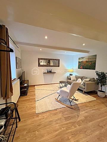 Propriété de 11 pièces de 284 m² habitable, pour une grande famille, une famille recomposées ou multigénérationnelles ou investisseur. À 15 minutes de RAMBOUILLET, au cœur d’un secteur très calme et sans vis-à-vis, venez découvrir une propriété de caractère rare dans la région. Ce cadre paisible offre tranquillité et intimité, idéal pour profiter pleinement de la vie quotidienne.
La propriété se compose de 11 pièces pour une surface totale de 284 m² habitable, convenant parfaitement à une grande famille, une famille recomposée ou multigénérationnelle. Elle peut également être utilisée comme résidence principale avec des revenus complémentaires évolutifs grâce à la location en airbnb, meublée ou vide.
La maison principale dispose de 6 pièces 4 chambres sur 180 m² habitable, complétée par un appartement de 3 pièces de 60 m² et un appartement de 2 pièces de 45 m². Une seconde maison de 3 pièces de 77 m² reste à finir de rénover, devis à l’appui. Un grenier aménageable en appartement de 2 pièces de 55 m² offre encore davantage de possibilités. Après travaux et aménagements, la surface habitable pourrait atteindre 415 m².
Des espaces annexes et extérieurs de qualité
La propriété comprend 145 m² de dépendances, un grand grenier, deux grands garages, une buanderie et une cave. Plusieurs places de stationnement sont disponibles sur le terrain, qui est clos, arboré et paysager, sans vis-à-vis, sur un terrain de 3 256 m². Trois terrasses extérieures exposées plein sud permettent de profiter de moments de détente et de convivialité.
Venez découvrir cette propriété de caractère, rénovée avec des matériaux de qualité et des finitions soignées, où le charme de l’ancien se conjugue avec le confort moderne. L’espace, le calme et les nombreuses possibilités d’évolution font de cette propriété un lieu de vie de qualité, réunissant confort, caractère et de valorisation à long terme.
En quête de tranquillité ou désireux d’un projet de famille, une famille recomposée ou multigénérationnelle ou projet d’accueil (gîte, chambres d’hôtes), cette propriété est faite pour vous.
Venez la découvrir sans tarder, elle n’attend que vous !