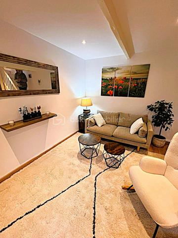 Propriété de 11 pièces de 284 m² habitable, pour une grande famille, une famille recomposées ou multigénérationnelles ou investisseur. À 15 minutes de RAMBOUILLET, au cœur d’un secteur très calme et sans vis-à-vis, venez découvrir une propriété de caractère rare dans la région. Ce cadre paisible offre tranquillité et intimité, idéal pour profiter pleinement de la vie quotidienne.
La propriété se compose de 11 pièces pour une surface totale de 284 m² habitable, convenant parfaitement à une grande famille, une famille recomposée ou multigénérationnelle. Elle peut également être utilisée comme résidence principale avec des revenus complémentaires évolutifs grâce à la location en airbnb, meublée ou vide.
La maison principale dispose de 6 pièces 4 chambres sur 180 m² habitable, complétée par un appartement de 3 pièces de 60 m² et un appartement de 2 pièces de 45 m². Une seconde maison de 3 pièces de 77 m² reste à finir de rénover, devis à l’appui. Un grenier aménageable en appartement de 2 pièces de 55 m² offre encore davantage de possibilités. Après travaux et aménagements, la surface habitable pourrait atteindre 415 m².
Des espaces annexes et extérieurs de qualité
La propriété comprend 145 m² de dépendances, un grand grenier, deux grands garages, une buanderie et une cave. Plusieurs places de stationnement sont disponibles sur le terrain, qui est clos, arboré et paysager, sans vis-à-vis, sur un terrain de 3 256 m². Trois terrasses extérieures exposées plein sud permettent de profiter de moments de détente et de convivialité.
Venez découvrir cette propriété de caractère, rénovée avec des matériaux de qualité et des finitions soignées, où le charme de l’ancien se conjugue avec le confort moderne. L’espace, le calme et les nombreuses possibilités d’évolution font de cette propriété un lieu de vie de qualité, réunissant confort, caractère et de valorisation à long terme.
En quête de tranquillité ou désireux d’un projet de famille, une famille recomposée ou multigénérationnelle ou projet d’accueil (gîte, chambres d’hôtes), cette propriété est faite pour vous.
Venez la découvrir sans tarder, elle n’attend que vous !