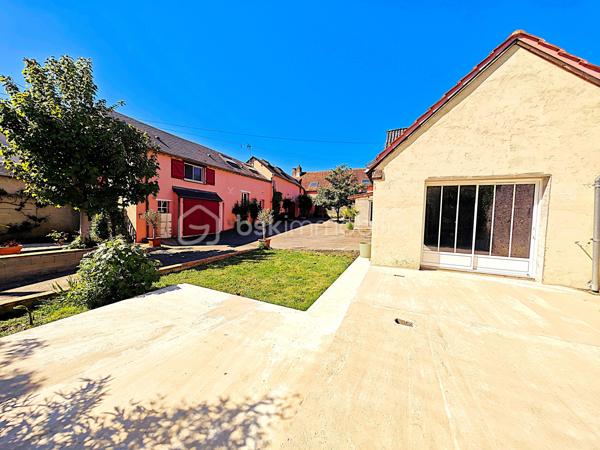 Propriété de 11 pièces de 284 m² habitable, pour une grande famille, une famille recomposées ou multigénérationnelles ou investisseur. À 15 minutes de RAMBOUILLET, au cœur d’un secteur très calme et sans vis-à-vis, venez découvrir une propriété de caractère rare dans la région. Ce cadre paisible offre tranquillité et intimité, idéal pour profiter pleinement de la vie quotidienne.
La propriété se compose de 11 pièces pour une surface totale de 284 m² habitable, convenant parfaitement à une grande famille, une famille recomposée ou multigénérationnelle. Elle peut également être utilisée comme résidence principale avec des revenus complémentaires évolutifs grâce à la location en airbnb, meublée ou vide.
La maison principale dispose de 6 pièces 4 chambres sur 180 m² habitable, complétée par un appartement de 3 pièces de 60 m² et un appartement de 2 pièces de 45 m². Une seconde maison de 3 pièces de 77 m² reste à finir de rénover, devis à l’appui. Un grenier aménageable en appartement de 2 pièces de 55 m² offre encore davantage de possibilités. Après travaux et aménagements, la surface habitable pourrait atteindre 415 m².
Des espaces annexes et extérieurs de qualité
La propriété comprend 145 m² de dépendances, un grand grenier, deux grands garages, une buanderie et une cave. Plusieurs places de stationnement sont disponibles sur le terrain, qui est clos, arboré et paysager, sans vis-à-vis, sur un terrain de 3 256 m². Trois terrasses extérieures exposées plein sud permettent de profiter de moments de détente et de convivialité.
Venez découvrir cette propriété de caractère, rénovée avec des matériaux de qualité et des finitions soignées, où le charme de l’ancien se conjugue avec le confort moderne. L’espace, le calme et les nombreuses possibilités d’évolution font de cette propriété un lieu de vie de qualité, réunissant confort, caractère et de valorisation à long terme.
En quête de tranquillité ou désireux d’un projet de famille, une famille recomposée ou multigénérationnelle ou projet d’accueil (gîte, chambres d’hôtes), cette propriété est faite pour vous.
Venez la découvrir sans tarder, elle n’attend que vous !
