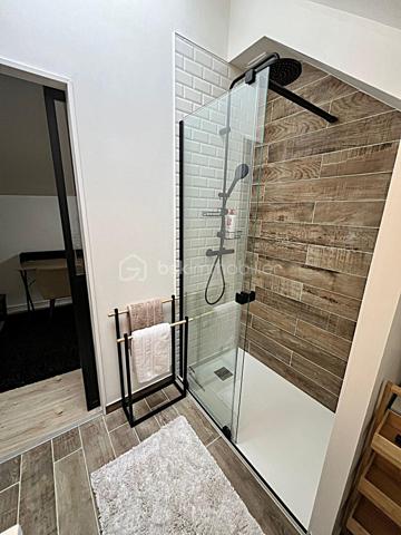Propriété de 11 pièces de 284 m² habitable, pour une grande famille, une famille recomposées ou multigénérationnelles ou investisseur. À 15 minutes de RAMBOUILLET, au cœur d’un secteur très calme et sans vis-à-vis, venez découvrir une propriété de caractère rare dans la région. Ce cadre paisible offre tranquillité et intimité, idéal pour profiter pleinement de la vie quotidienne.
La propriété se compose de 11 pièces pour une surface totale de 284 m² habitable, convenant parfaitement à une grande famille, une famille recomposée ou multigénérationnelle. Elle peut également être utilisée comme résidence principale avec des revenus complémentaires évolutifs grâce à la location en airbnb, meublée ou vide.
La maison principale dispose de 6 pièces 4 chambres sur 180 m² habitable, complétée par un appartement de 3 pièces de 60 m² et un appartement de 2 pièces de 45 m². Une seconde maison de 3 pièces de 77 m² reste à finir de rénover, devis à l’appui. Un grenier aménageable en appartement de 2 pièces de 55 m² offre encore davantage de possibilités. Après travaux et aménagements, la surface habitable pourrait atteindre 415 m².
Des espaces annexes et extérieurs de qualité
La propriété comprend 145 m² de dépendances, un grand grenier, deux grands garages, une buanderie et une cave. Plusieurs places de stationnement sont disponibles sur le terrain, qui est clos, arboré et paysager, sans vis-à-vis, sur un terrain de 3 256 m². Trois terrasses extérieures exposées plein sud permettent de profiter de moments de détente et de convivialité.
Venez découvrir cette propriété de caractère, rénovée avec des matériaux de qualité et des finitions soignées, où le charme de l’ancien se conjugue avec le confort moderne. L’espace, le calme et les nombreuses possibilités d’évolution font de cette propriété un lieu de vie de qualité, réunissant confort, caractère et de valorisation à long terme.
En quête de tranquillité ou désireux d’un projet de famille, une famille recomposée ou multigénérationnelle ou projet d’accueil (gîte, chambres d’hôtes), cette propriété est faite pour vous.
Venez la découvrir sans tarder, elle n’attend que vous !