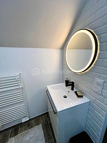Propriété de 11 pièces de 284 m² habitable, pour une grande famille, une famille recomposées ou multigénérationnelles ou investisseur. À 15 minutes de RAMBOUILLET, au cœur d’un secteur très calme et sans vis-à-vis, venez découvrir une propriété de caractère rare dans la région. Ce cadre paisible offre tranquillité et intimité, idéal pour profiter pleinement de la vie quotidienne.
La propriété se compose de 11 pièces pour une surface totale de 284 m² habitable, convenant parfaitement à une grande famille, une famille recomposée ou multigénérationnelle. Elle peut également être utilisée comme résidence principale avec des revenus complémentaires évolutifs grâce à la location en airbnb, meublée ou vide.
La maison principale dispose de 6 pièces 4 chambres sur 180 m² habitable, complétée par un appartement de 3 pièces de 60 m² et un appartement de 2 pièces de 45 m². Une seconde maison de 3 pièces de 77 m² reste à finir de rénover, devis à l’appui. Un grenier aménageable en appartement de 2 pièces de 55 m² offre encore davantage de possibilités. Après travaux et aménagements, la surface habitable pourrait atteindre 415 m².
Des espaces annexes et extérieurs de qualité
La propriété comprend 145 m² de dépendances, un grand grenier, deux grands garages, une buanderie et une cave. Plusieurs places de stationnement sont disponibles sur le terrain, qui est clos, arboré et paysager, sans vis-à-vis, sur un terrain de 3 256 m². Trois terrasses extérieures exposées plein sud permettent de profiter de moments de détente et de convivialité.
Venez découvrir cette propriété de caractère, rénovée avec des matériaux de qualité et des finitions soignées, où le charme de l’ancien se conjugue avec le confort moderne. L’espace, le calme et les nombreuses possibilités d’évolution font de cette propriété un lieu de vie de qualité, réunissant confort, caractère et de valorisation à long terme.
En quête de tranquillité ou désireux d’un projet de famille, une famille recomposée ou multigénérationnelle ou projet d’accueil (gîte, chambres d’hôtes), cette propriété est faite pour vous.
Venez la découvrir sans tarder, elle n’attend que vous !