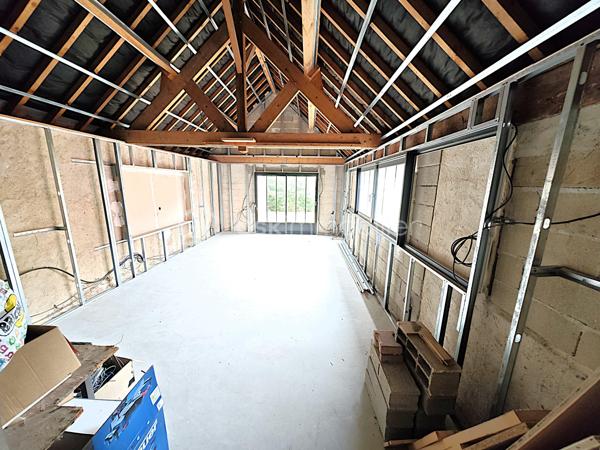 Propriété de 11 pièces de 284 m² habitable, pour une grande famille, une famille recomposées ou multigénérationnelles ou investisseur. À 15 minutes de RAMBOUILLET, au cœur d’un secteur très calme et sans vis-à-vis, venez découvrir une propriété de caractère rare dans la région. Ce cadre paisible offre tranquillité et intimité, idéal pour profiter pleinement de la vie quotidienne.
La propriété se compose de 11 pièces pour une surface totale de 284 m² habitable, convenant parfaitement à une grande famille, une famille recomposée ou multigénérationnelle. Elle peut également être utilisée comme résidence principale avec des revenus complémentaires évolutifs grâce à la location en airbnb, meublée ou vide.
La maison principale dispose de 6 pièces 4 chambres sur 180 m² habitable, complétée par un appartement de 3 pièces de 60 m² et un appartement de 2 pièces de 45 m². Une seconde maison de 3 pièces de 77 m² reste à finir de rénover, devis à l’appui. Un grenier aménageable en appartement de 2 pièces de 55 m² offre encore davantage de possibilités. Après travaux et aménagements, la surface habitable pourrait atteindre 415 m².
Des espaces annexes et extérieurs de qualité
La propriété comprend 145 m² de dépendances, un grand grenier, deux grands garages, une buanderie et une cave. Plusieurs places de stationnement sont disponibles sur le terrain, qui est clos, arboré et paysager, sans vis-à-vis, sur un terrain de 3 256 m². Trois terrasses extérieures exposées plein sud permettent de profiter de moments de détente et de convivialité.
Venez découvrir cette propriété de caractère, rénovée avec des matériaux de qualité et des finitions soignées, où le charme de l’ancien se conjugue avec le confort moderne. L’espace, le calme et les nombreuses possibilités d’évolution font de cette propriété un lieu de vie de qualité, réunissant confort, caractère et de valorisation à long terme.
En quête de tranquillité ou désireux d’un projet de famille, une famille recomposée ou multigénérationnelle ou projet d’accueil (gîte, chambres d’hôtes), cette propriété est faite pour vous.
Venez la découvrir sans tarder, elle n’attend que vous !