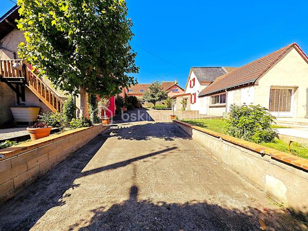 Propriété de 11 pièces de 284 m² habitable, pour une grande famille, une famille recomposées ou multigénérationnelles ou investisseur. À 15 minutes de RAMBOUILLET, au cœur d’un secteur très calme et sans vis-à-vis, venez découvrir une propriété de caractère rare dans la région. Ce cadre paisible offre tranquillité et intimité, idéal pour profiter pleinement de la vie quotidienne.
La propriété se compose de 11 pièces pour une surface totale de 284 m² habitable, convenant parfaitement à une grande famille, une famille recomposée ou multigénérationnelle. Elle peut également être utilisée comme résidence principale avec des revenus complémentaires évolutifs grâce à la location en airbnb, meublée ou vide.
La maison principale dispose de 6 pièces 4 chambres sur 180 m² habitable, complétée par un appartement de 3 pièces de 60 m² et un appartement de 2 pièces de 45 m². Une seconde maison de 3 pièces de 77 m² reste à finir de rénover, devis à l’appui. Un grenier aménageable en appartement de 2 pièces de 55 m² offre encore davantage de possibilités. Après travaux et aménagements, la surface habitable pourrait atteindre 415 m².
Des espaces annexes et extérieurs de qualité
La propriété comprend 145 m² de dépendances, un grand grenier, deux grands garages, une buanderie et une cave. Plusieurs places de stationnement sont disponibles sur le terrain, qui est clos, arboré et paysager, sans vis-à-vis, sur un terrain de 3 256 m². Trois terrasses extérieures exposées plein sud permettent de profiter de moments de détente et de convivialité.
Venez découvrir cette propriété de caractère, rénovée avec des matériaux de qualité et des finitions soignées, où le charme de l’ancien se conjugue avec le confort moderne. L’espace, le calme et les nombreuses possibilités d’évolution font de cette propriété un lieu de vie de qualité, réunissant confort, caractère et de valorisation à long terme.
En quête de tranquillité ou désireux d’un projet de famille, une famille recomposée ou multigénérationnelle ou projet d’accueil (gîte, chambres d’hôtes), cette propriété est faite pour vous.
Venez la découvrir sans tarder, elle n’attend que vous !