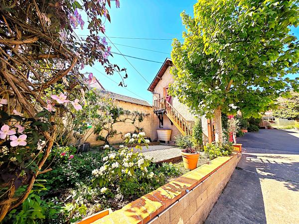 Propriété de 11 pièces de 284 m² habitable, pour une grande famille, une famille recomposées ou multigénérationnelles ou investisseur. À 15 minutes de RAMBOUILLET, au cœur d’un secteur très calme et sans vis-à-vis, venez découvrir une propriété de caractère rare dans la région. Ce cadre paisible offre tranquillité et intimité, idéal pour profiter pleinement de la vie quotidienne.
La propriété se compose de 11 pièces pour une surface totale de 284 m² habitable, convenant parfaitement à une grande famille, une famille recomposée ou multigénérationnelle. Elle peut également être utilisée comme résidence principale avec des revenus complémentaires évolutifs grâce à la location en airbnb, meublée ou vide.
La maison principale dispose de 6 pièces 4 chambres sur 180 m² habitable, complétée par un appartement de 3 pièces de 60 m² et un appartement de 2 pièces de 45 m². Une seconde maison de 3 pièces de 77 m² reste à finir de rénover, devis à l’appui. Un grenier aménageable en appartement de 2 pièces de 55 m² offre encore davantage de possibilités. Après travaux et aménagements, la surface habitable pourrait atteindre 415 m².
Des espaces annexes et extérieurs de qualité
La propriété comprend 145 m² de dépendances, un grand grenier, deux grands garages, une buanderie et une cave. Plusieurs places de stationnement sont disponibles sur le terrain, qui est clos, arboré et paysager, sans vis-à-vis, sur un terrain de 3 256 m². Trois terrasses extérieures exposées plein sud permettent de profiter de moments de détente et de convivialité.
Venez découvrir cette propriété de caractère, rénovée avec des matériaux de qualité et des finitions soignées, où le charme de l’ancien se conjugue avec le confort moderne. L’espace, le calme et les nombreuses possibilités d’évolution font de cette propriété un lieu de vie de qualité, réunissant confort, caractère et de valorisation à long terme.
En quête de tranquillité ou désireux d’un projet de famille, une famille recomposée ou multigénérationnelle ou projet d’accueil (gîte, chambres d’hôtes), cette propriété est faite pour vous.
Venez la découvrir sans tarder, elle n’attend que vous !
