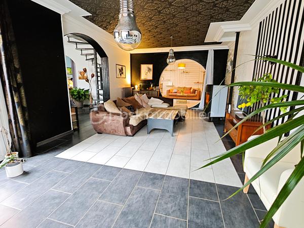 Propriété de 11 pièces de 284 m² habitable, pour une grande famille, une famille recomposées ou multigénérationnelles ou investisseur. À 15 minutes de RAMBOUILLET, au cœur d’un secteur très calme et sans vis-à-vis, venez découvrir une propriété de caractère rare dans la région. Ce cadre paisible offre tranquillité et intimité, idéal pour profiter pleinement de la vie quotidienne.
La propriété se compose de 11 pièces pour une surface totale de 284 m² habitable, convenant parfaitement à une grande famille, une famille recomposée ou multigénérationnelle. Elle peut également être utilisée comme résidence principale avec des revenus complémentaires évolutifs grâce à la location en airbnb, meublée ou vide.
La maison principale dispose de 6 pièces 4 chambres sur 180 m² habitable, complétée par un appartement de 3 pièces de 60 m² et un appartement de 2 pièces de 45 m². Une seconde maison de 3 pièces de 77 m² reste à finir de rénover, devis à l’appui. Un grenier aménageable en appartement de 2 pièces de 55 m² offre encore davantage de possibilités. Après travaux et aménagements, la surface habitable pourrait atteindre 415 m².
Des espaces annexes et extérieurs de qualité
La propriété comprend 145 m² de dépendances, un grand grenier, deux grands garages, une buanderie et une cave. Plusieurs places de stationnement sont disponibles sur le terrain, qui est clos, arboré et paysager, sans vis-à-vis, sur un terrain de 3 256 m². Trois terrasses extérieures exposées plein sud permettent de profiter de moments de détente et de convivialité.
Venez découvrir cette propriété de caractère, rénovée avec des matériaux de qualité et des finitions soignées, où le charme de l’ancien se conjugue avec le confort moderne. L’espace, le calme et les nombreuses possibilités d’évolution font de cette propriété un lieu de vie de qualité, réunissant confort, caractère et de valorisation à long terme.
En quête de tranquillité ou désireux d’un projet de famille, une famille recomposée ou multigénérationnelle ou projet d’accueil (gîte, chambres d’hôtes), cette propriété est faite pour vous.
Venez la découvrir sans tarder, elle n’attend que vous !