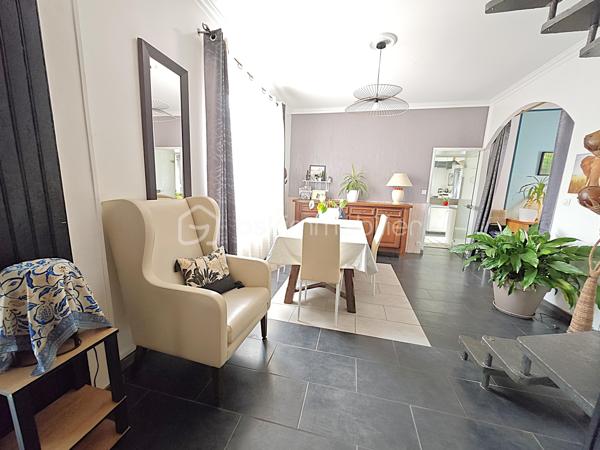 Propriété de 11 pièces de 284 m² habitable, pour une grande famille, une famille recomposées ou multigénérationnelles ou investisseur. À 15 minutes de RAMBOUILLET, au cœur d’un secteur très calme et sans vis-à-vis, venez découvrir une propriété de caractère rare dans la région. Ce cadre paisible offre tranquillité et intimité, idéal pour profiter pleinement de la vie quotidienne.
La propriété se compose de 11 pièces pour une surface totale de 284 m² habitable, convenant parfaitement à une grande famille, une famille recomposée ou multigénérationnelle. Elle peut également être utilisée comme résidence principale avec des revenus complémentaires évolutifs grâce à la location en airbnb, meublée ou vide.
La maison principale dispose de 6 pièces 4 chambres sur 180 m² habitable, complétée par un appartement de 3 pièces de 60 m² et un appartement de 2 pièces de 45 m². Une seconde maison de 3 pièces de 77 m² reste à finir de rénover, devis à l’appui. Un grenier aménageable en appartement de 2 pièces de 55 m² offre encore davantage de possibilités. Après travaux et aménagements, la surface habitable pourrait atteindre 415 m².
Des espaces annexes et extérieurs de qualité
La propriété comprend 145 m² de dépendances, un grand grenier, deux grands garages, une buanderie et une cave. Plusieurs places de stationnement sont disponibles sur le terrain, qui est clos, arboré et paysager, sans vis-à-vis, sur un terrain de 3 256 m². Trois terrasses extérieures exposées plein sud permettent de profiter de moments de détente et de convivialité.
Venez découvrir cette propriété de caractère, rénovée avec des matériaux de qualité et des finitions soignées, où le charme de l’ancien se conjugue avec le confort moderne. L’espace, le calme et les nombreuses possibilités d’évolution font de cette propriété un lieu de vie de qualité, réunissant confort, caractère et de valorisation à long terme.
En quête de tranquillité ou désireux d’un projet de famille, une famille recomposée ou multigénérationnelle ou projet d’accueil (gîte, chambres d’hôtes), cette propriété est faite pour vous.
Venez la découvrir sans tarder, elle n’attend que vous !