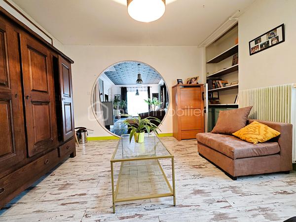 Propriété de 11 pièces de 284 m² habitable, pour une grande famille, une famille recomposées ou multigénérationnelles ou investisseur. À 15 minutes de RAMBOUILLET, au cœur d’un secteur très calme et sans vis-à-vis, venez découvrir une propriété de caractère rare dans la région. Ce cadre paisible offre tranquillité et intimité, idéal pour profiter pleinement de la vie quotidienne.
La propriété se compose de 11 pièces pour une surface totale de 284 m² habitable, convenant parfaitement à une grande famille, une famille recomposée ou multigénérationnelle. Elle peut également être utilisée comme résidence principale avec des revenus complémentaires évolutifs grâce à la location en airbnb, meublée ou vide.
La maison principale dispose de 6 pièces 4 chambres sur 180 m² habitable, complétée par un appartement de 3 pièces de 60 m² et un appartement de 2 pièces de 45 m². Une seconde maison de 3 pièces de 77 m² reste à finir de rénover, devis à l’appui. Un grenier aménageable en appartement de 2 pièces de 55 m² offre encore davantage de possibilités. Après travaux et aménagements, la surface habitable pourrait atteindre 415 m².
Des espaces annexes et extérieurs de qualité
La propriété comprend 145 m² de dépendances, un grand grenier, deux grands garages, une buanderie et une cave. Plusieurs places de stationnement sont disponibles sur le terrain, qui est clos, arboré et paysager, sans vis-à-vis, sur un terrain de 3 256 m². Trois terrasses extérieures exposées plein sud permettent de profiter de moments de détente et de convivialité.
Venez découvrir cette propriété de caractère, rénovée avec des matériaux de qualité et des finitions soignées, où le charme de l’ancien se conjugue avec le confort moderne. L’espace, le calme et les nombreuses possibilités d’évolution font de cette propriété un lieu de vie de qualité, réunissant confort, caractère et de valorisation à long terme.
En quête de tranquillité ou désireux d’un projet de famille, une famille recomposée ou multigénérationnelle ou projet d’accueil (gîte, chambres d’hôtes), cette propriété est faite pour vous.
Venez la découvrir sans tarder, elle n’attend que vous !