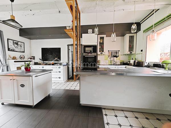 Propriété de 11 pièces de 284 m² habitable, pour une grande famille, une famille recomposées ou multigénérationnelles ou investisseur. À 15 minutes de RAMBOUILLET, au cœur d’un secteur très calme et sans vis-à-vis, venez découvrir une propriété de caractère rare dans la région. Ce cadre paisible offre tranquillité et intimité, idéal pour profiter pleinement de la vie quotidienne.
La propriété se compose de 11 pièces pour une surface totale de 284 m² habitable, convenant parfaitement à une grande famille, une famille recomposée ou multigénérationnelle. Elle peut également être utilisée comme résidence principale avec des revenus complémentaires évolutifs grâce à la location en airbnb, meublée ou vide.
La maison principale dispose de 6 pièces 4 chambres sur 180 m² habitable, complétée par un appartement de 3 pièces de 60 m² et un appartement de 2 pièces de 45 m². Une seconde maison de 3 pièces de 77 m² reste à finir de rénover, devis à l’appui. Un grenier aménageable en appartement de 2 pièces de 55 m² offre encore davantage de possibilités. Après travaux et aménagements, la surface habitable pourrait atteindre 415 m².
Des espaces annexes et extérieurs de qualité
La propriété comprend 145 m² de dépendances, un grand grenier, deux grands garages, une buanderie et une cave. Plusieurs places de stationnement sont disponibles sur le terrain, qui est clos, arboré et paysager, sans vis-à-vis, sur un terrain de 3 256 m². Trois terrasses extérieures exposées plein sud permettent de profiter de moments de détente et de convivialité.
Venez découvrir cette propriété de caractère, rénovée avec des matériaux de qualité et des finitions soignées, où le charme de l’ancien se conjugue avec le confort moderne. L’espace, le calme et les nombreuses possibilités d’évolution font de cette propriété un lieu de vie de qualité, réunissant confort, caractère et de valorisation à long terme.
En quête de tranquillité ou désireux d’un projet de famille, une famille recomposée ou multigénérationnelle ou projet d’accueil (gîte, chambres d’hôtes), cette propriété est faite pour vous.
Venez la découvrir sans tarder, elle n’attend que vous !