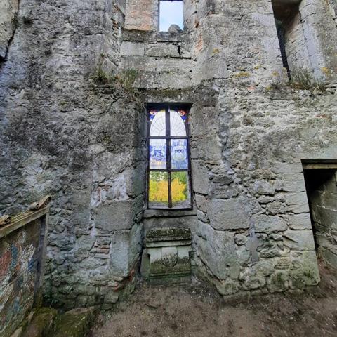 Ruines d'un château du 13ème siècle au cœur d'une bastide