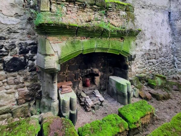 Ruines d'un château du 13ème siècle au cœur d'une bastide