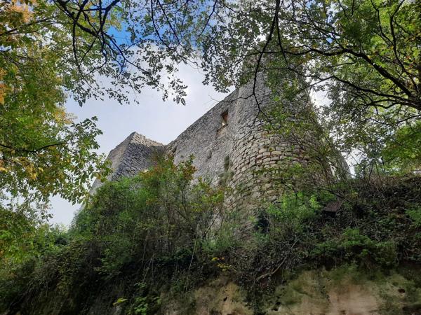 Ruines d'un château du 13ème siècle au cœur d'une bastide