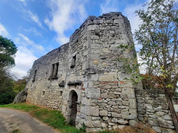 Ruines d'un château du 13ème siècle au cœur d'une bastide