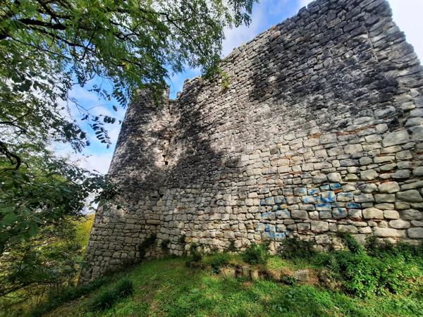 Ruines d'un château du 13ème siècle au cœur d'une bastide