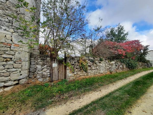 Ruines d'un château du 13ème siècle au cœur d'une bastide