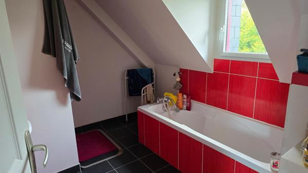 Maison d'environ 146 m², 4 chambres, double garage