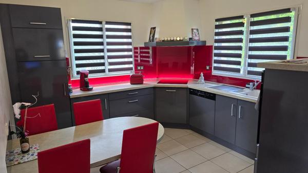 Maison d'environ 146 m², 4 chambres, double garage