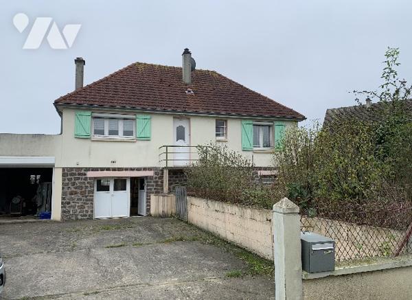 Une maison de 64 m² comprenant: Entrée, cuisine aménagée, séjour- salon, 2 chambres, salle d’eau, WC