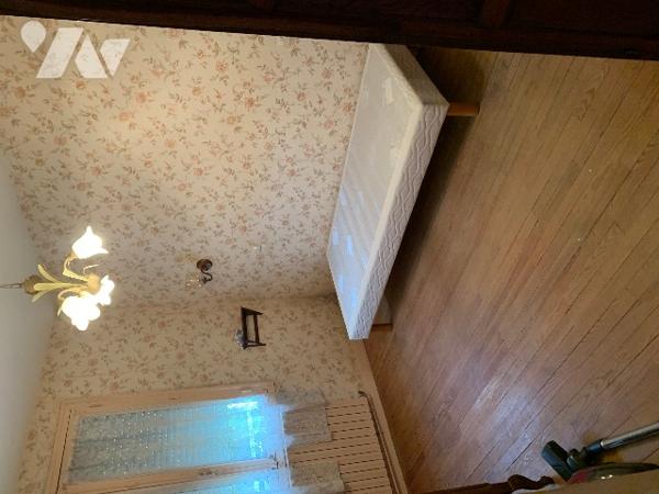 Une maison de 64 m² comprenant: Entrée, cuisine aménagée, séjour- salon, 2 chambres, salle d’eau, WC