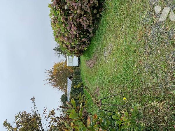 Une maison de 64 m² comprenant: Entrée, cuisine aménagée, séjour- salon, 2 chambres, salle d’eau, WC