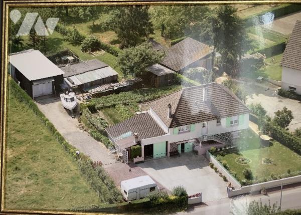 Une maison de 64 m² comprenant: Entrée, cuisine aménagée, séjour- salon, 2 chambres, salle d’eau, WC