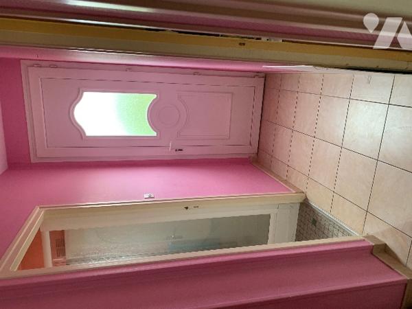 Une maison de 64 m² comprenant: Entrée, cuisine aménagée, séjour- salon, 2 chambres, salle d’eau, WC