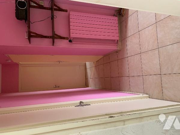 Une maison de 64 m² comprenant: Entrée, cuisine aménagée, séjour- salon, 2 chambres, salle d’eau, WC