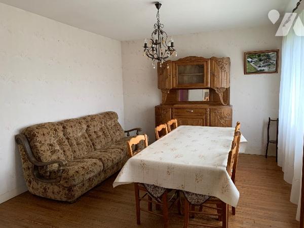 Une maison de 64 m² comprenant: Entrée, cuisine aménagée, séjour- salon, 2 chambres, salle d’eau, WC