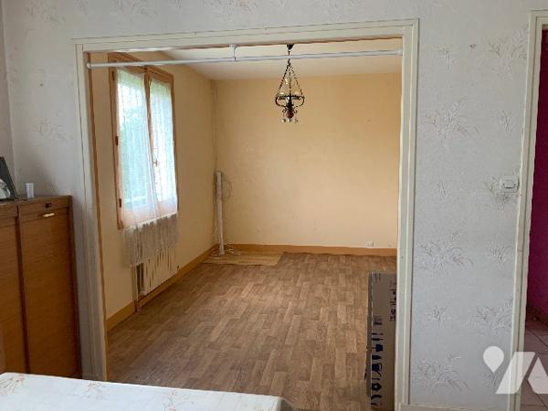 Une maison de 64 m² comprenant: Entrée, cuisine aménagée, séjour- salon, 2 chambres, salle d’eau, WC